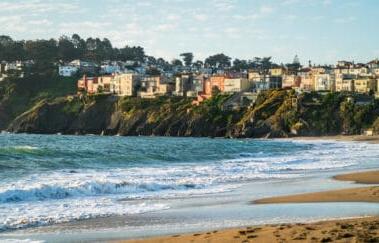 悬崖上的豪宅延伸到旧金山湾区，面包师海滩房地产公司